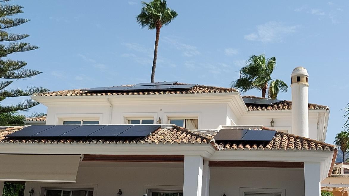 Instalación de paneles fotovoltacios Meyer Burger en Parcelas del Golf en Marbella