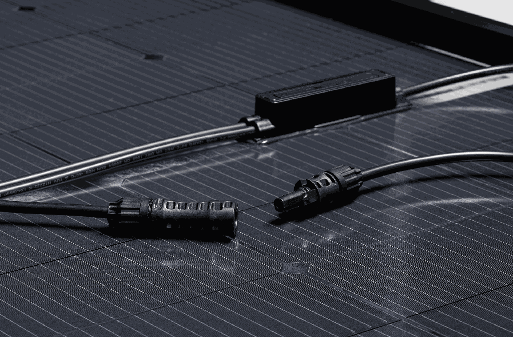 Meyer-Burger_2022-03_GLASS_connector_back_2500x1641.png